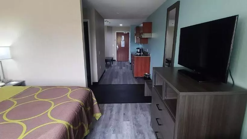 اتاق استاندارد با تخت بزرگ برای معلولان, Super 8 By Wyndham Lubbock West