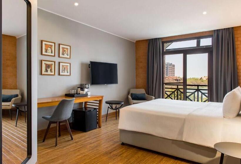 اتاق پریمیوم با چشم‌انداز دریاچه, Radisson Hotel Tamboho Waterfront Antananarivo