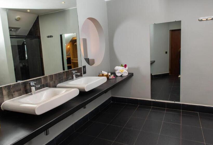 سوییت جونیور با بالکن, Radisson Hotel Tamboho Waterfront Antananarivo