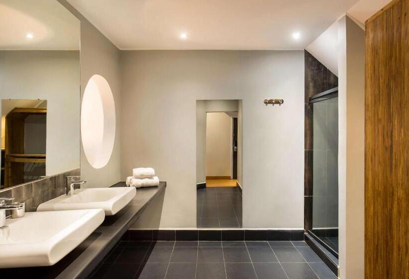 سوییت جونیور با بالکن, Radisson Hotel Tamboho Waterfront Antananarivo