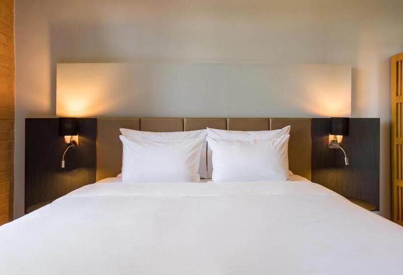 Superior room with lake view, Radisson Hotel Tamboho Waterfront Antananarivo