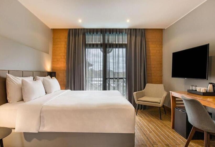Superior room with lake view, Radisson Hotel Tamboho Waterfront Antananarivo