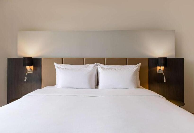 اتاق پریمیوم با چشم‌انداز دریاچه, Radisson Hotel Tamboho Waterfront Antananarivo