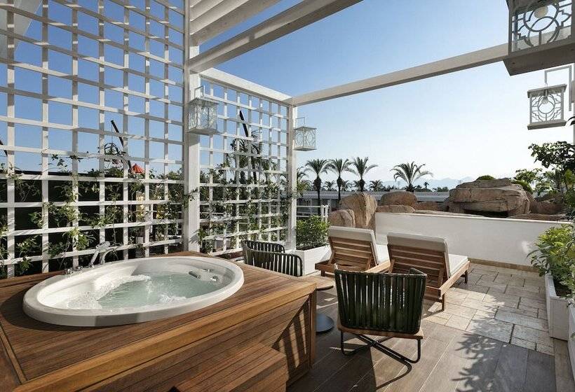 سوییت دوبلکس, Titanic Deluxe Lara