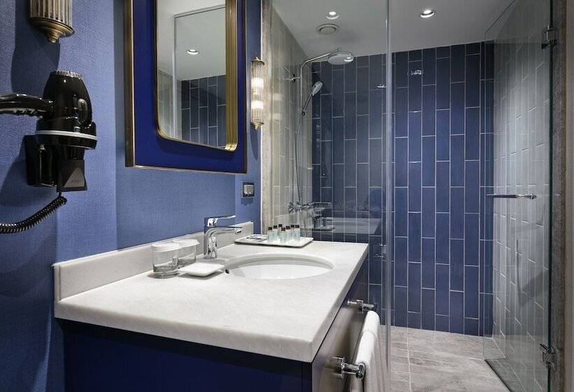 سوییت دوبلکس, Titanic Deluxe Lara