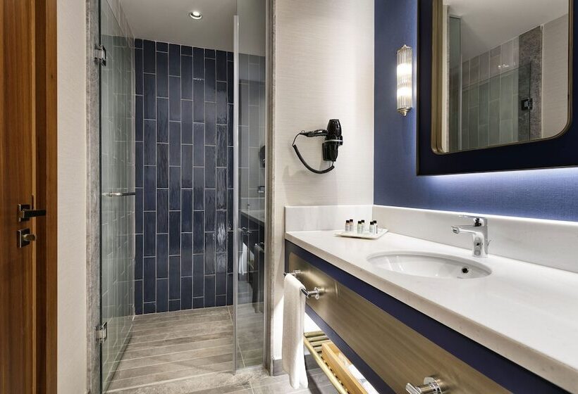 سوییت دوبلکس, Titanic Deluxe Lara