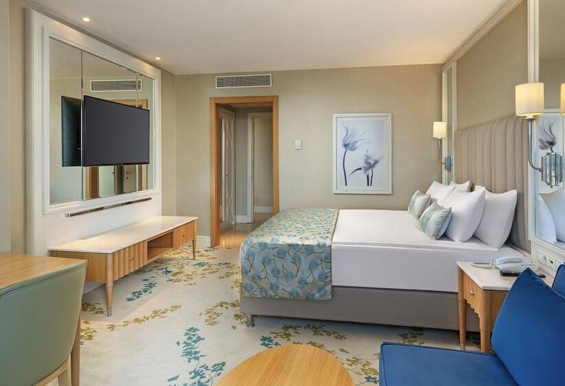 سوییت جونیور, Titanic Deluxe Lara