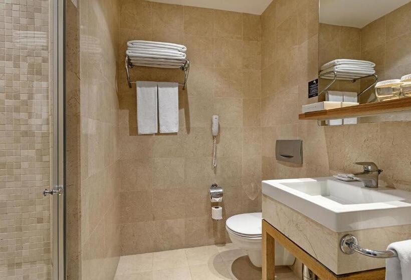 سوییت جونیور, Titanic Deluxe Lara