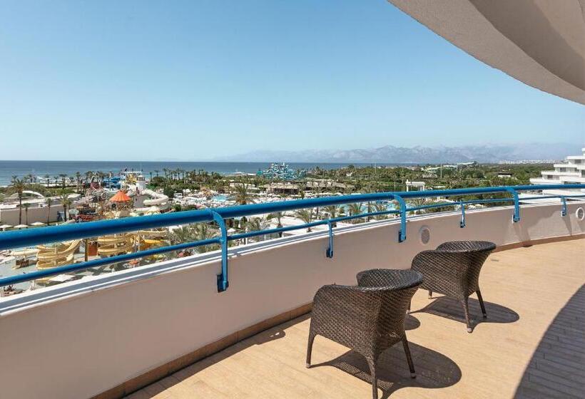 سوییت جونیور, Titanic Deluxe Lara