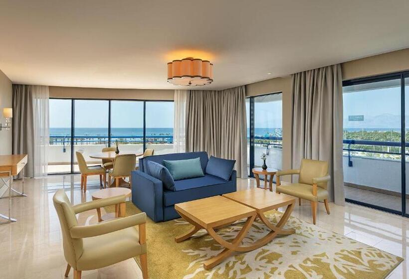 سوییت جونیور, Titanic Deluxe Lara