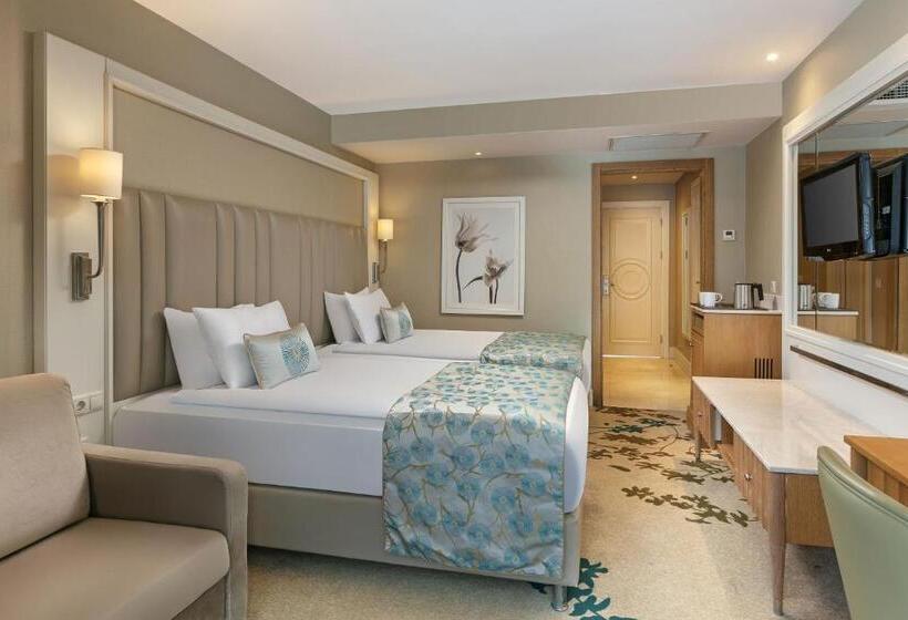 Standard swim-up room, Titanic Deluxe Lara