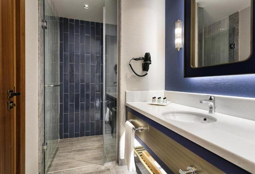 سوییت دوبلکس, Titanic Deluxe Lara