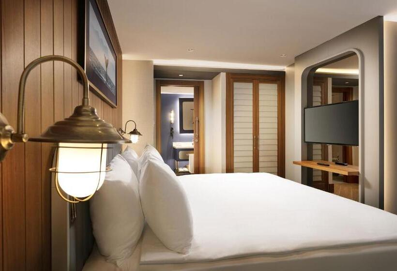 سوییت دوبلکس, Titanic Deluxe Lara