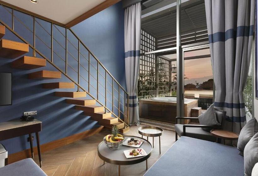 سوییت دوبلکس, Titanic Deluxe Lara