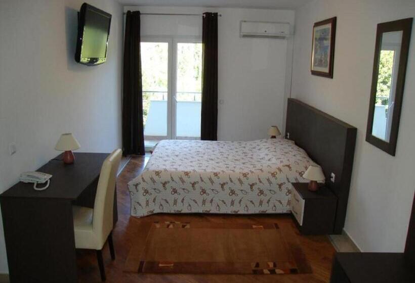 스탠다드 트리플 발코니 룸, Villa Royal