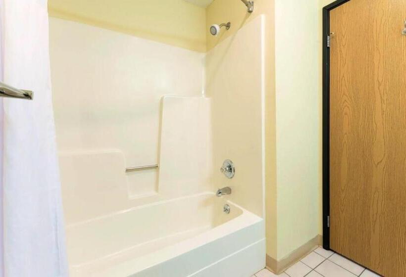 מיטת קינג בסוויטה, Days Inn By Wyndham Mount Vernon