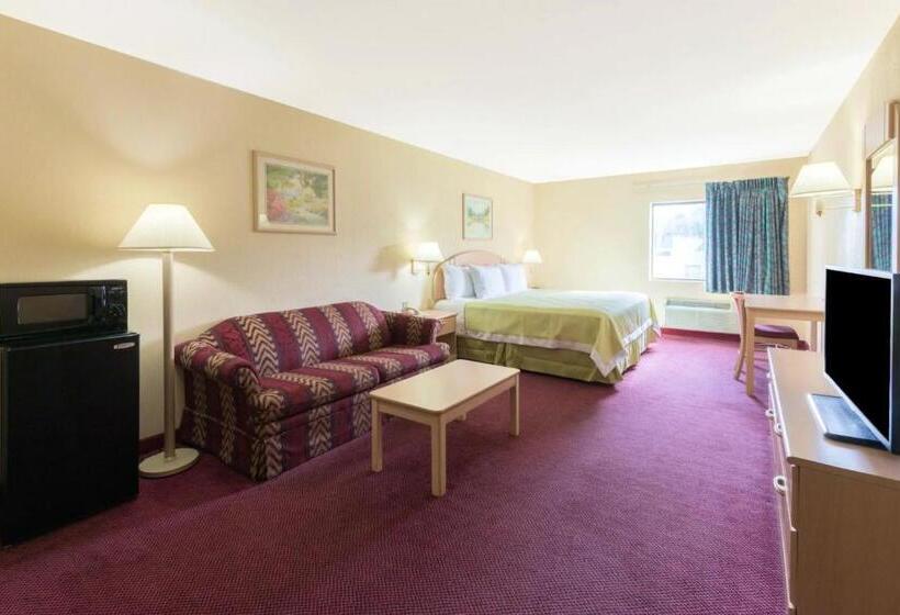 מיטת קינג בסוויטה, Days Inn By Wyndham Mount Vernon