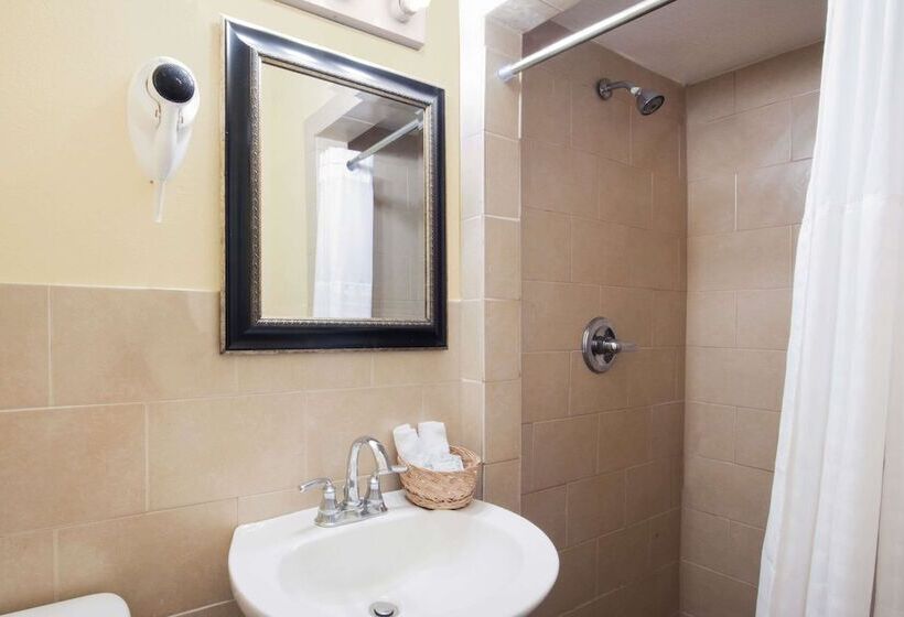 带2个双人床的标准工作室, Executive Inn & Kitchenette Suites Eagle Pass