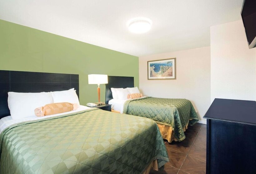 带2个双人床的标准工作室, Executive Inn & Kitchenette Suites Eagle Pass