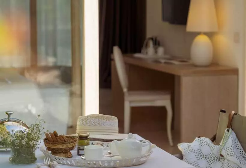 Deluxe-juniorsviitti, Furnirussi Tenuta