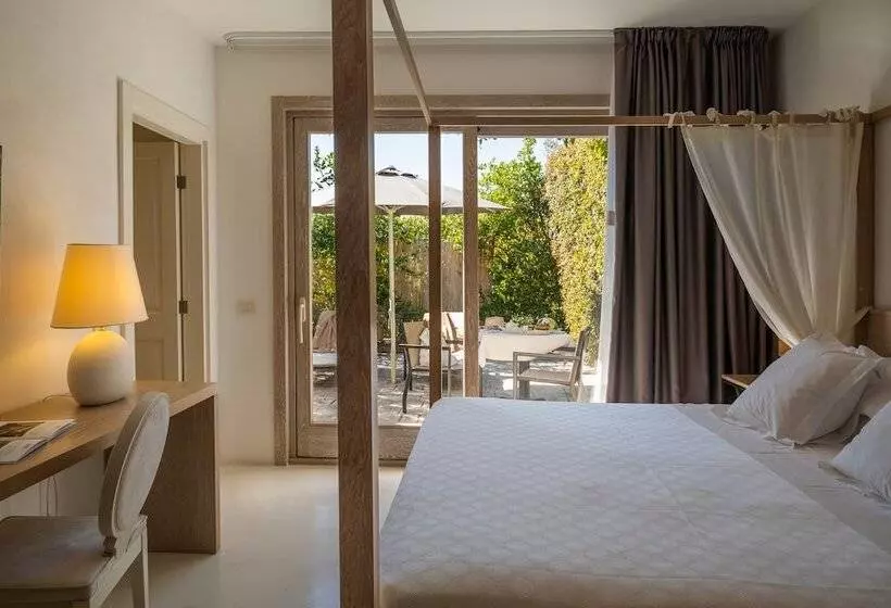 Deluxe-juniorsviitti, Furnirussi Tenuta