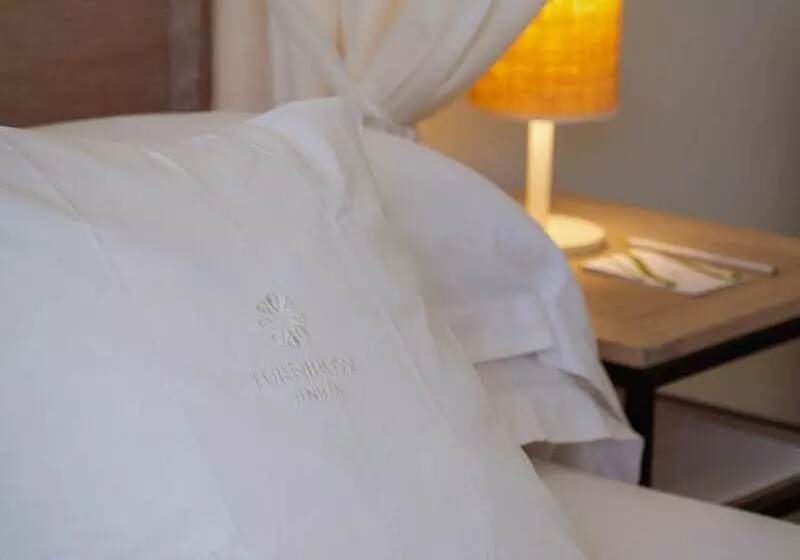 Deluxe-juniorsviitti, Furnirussi Tenuta