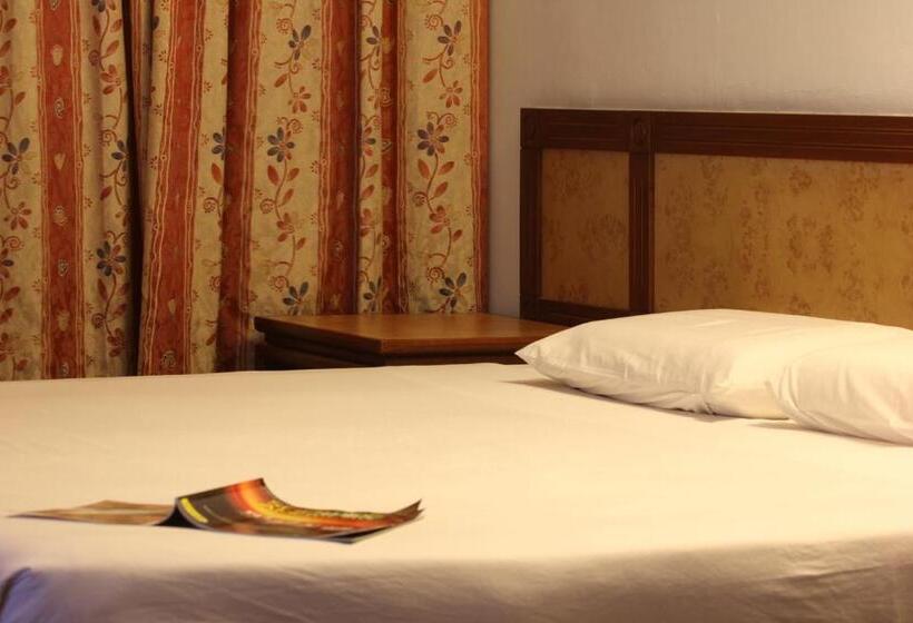 キングサイズベッドのデラックスルーム, Miri