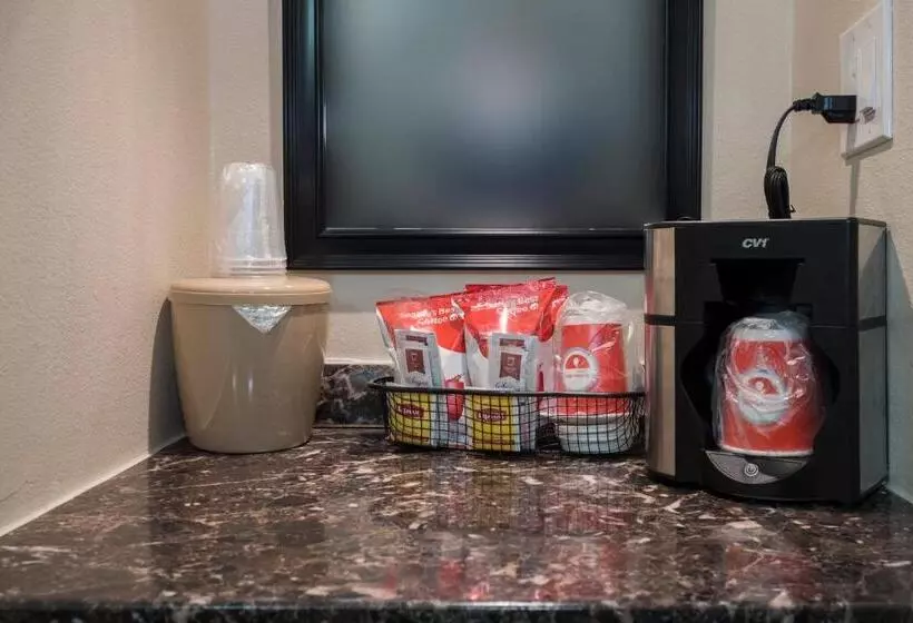 キングサイズベッドのスーペリアルーム, Red Roof Inn Plus+ Poughkeepsie