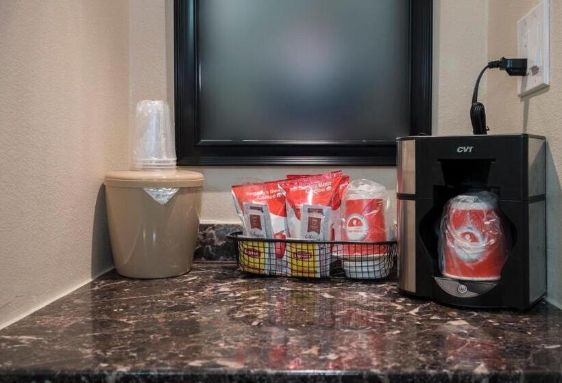 Номер Superior, Red Roof Inn Plus+ Poughkeepsie
