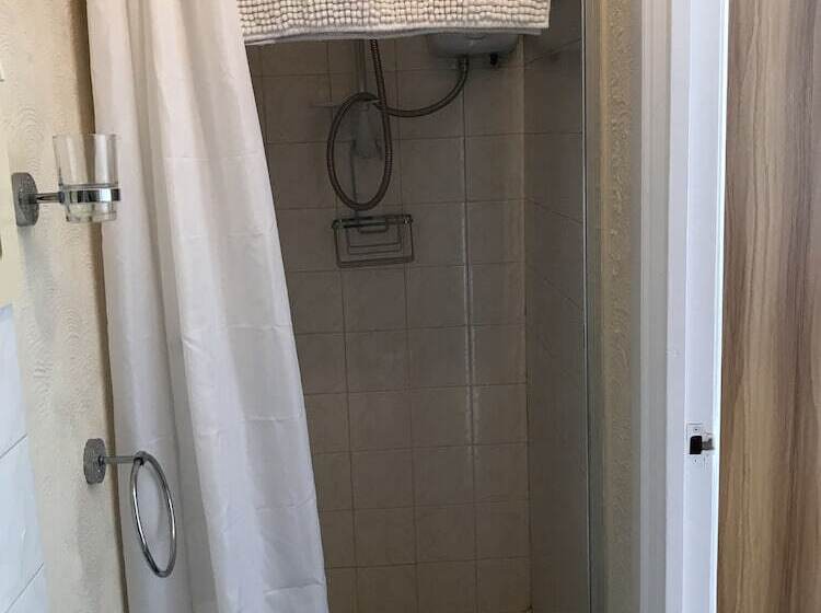 اتاق استاندارد سه نفره, Rembrandt Guest House