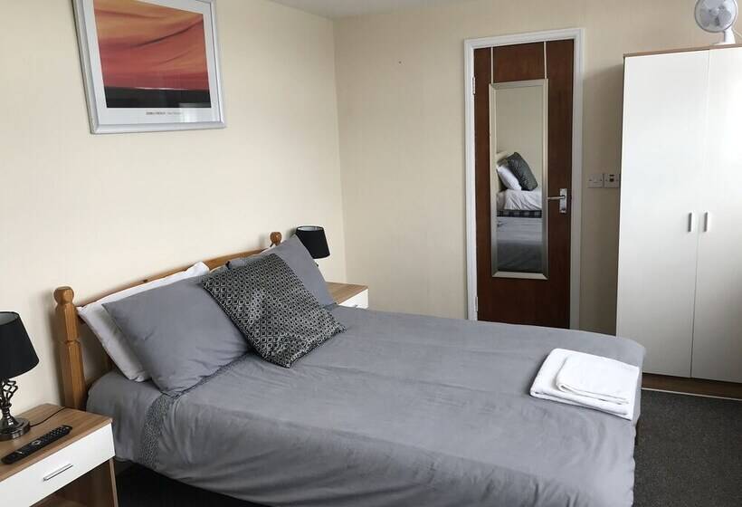 اتاق استاندارد سه نفره, Rembrandt Guest House