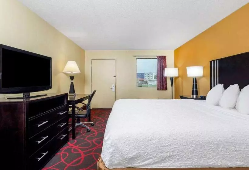 身障者適用キングサイズベッドルーム, Travelodge By Wyndham Richmond In