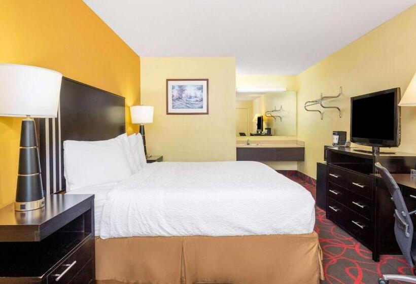 身障者適用キングサイズベッドルーム, Travelodge By Wyndham Richmond In