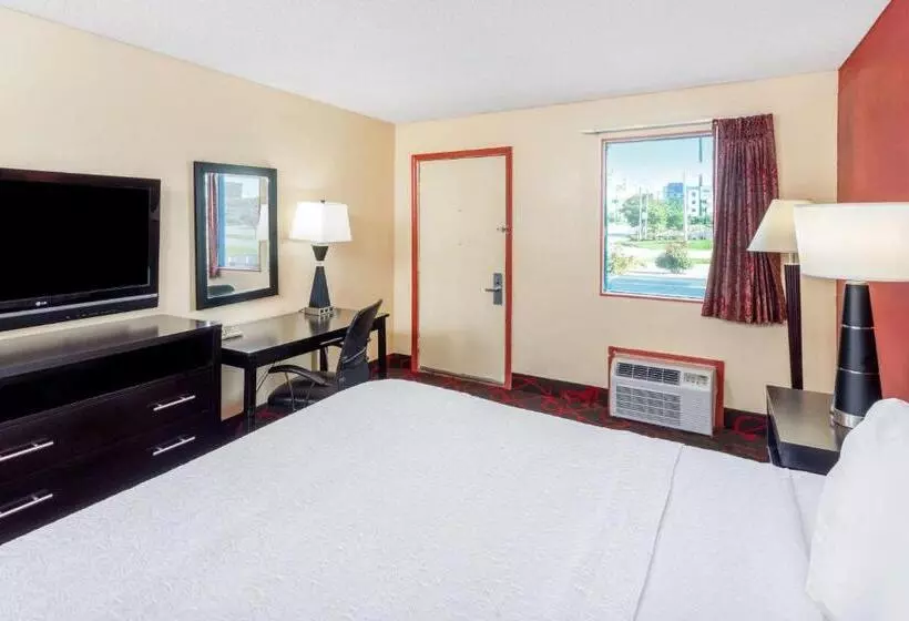 キングサイズベッドのスタンダードルーム, Travelodge By Wyndham Richmond In