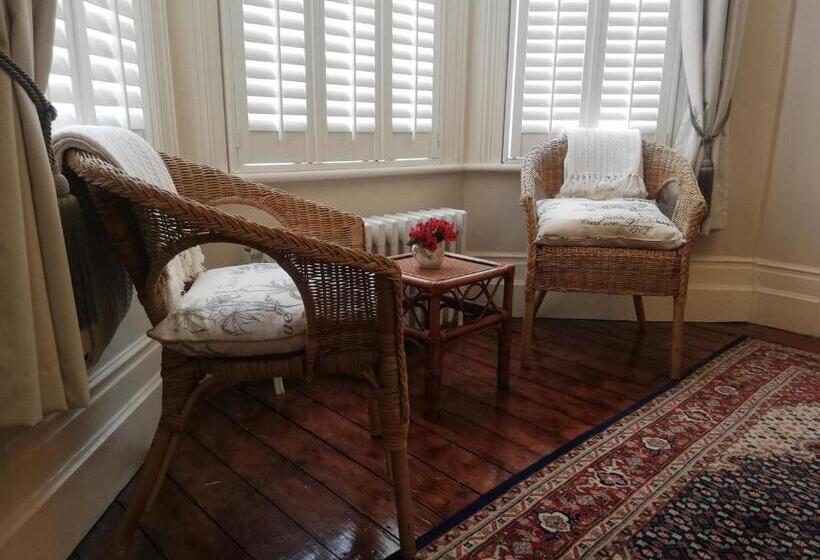 スタンダードルーム, Gyves House