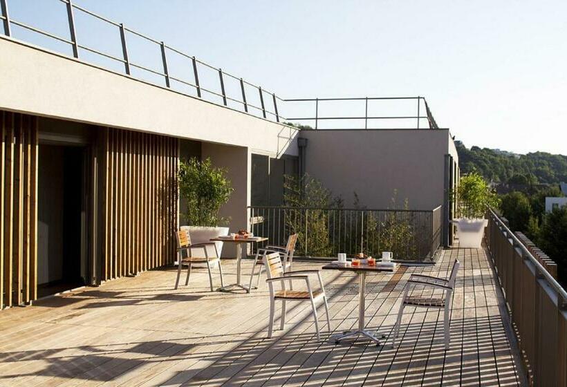 اتاق اجرایی, Adonis Lyon Dock Ouest