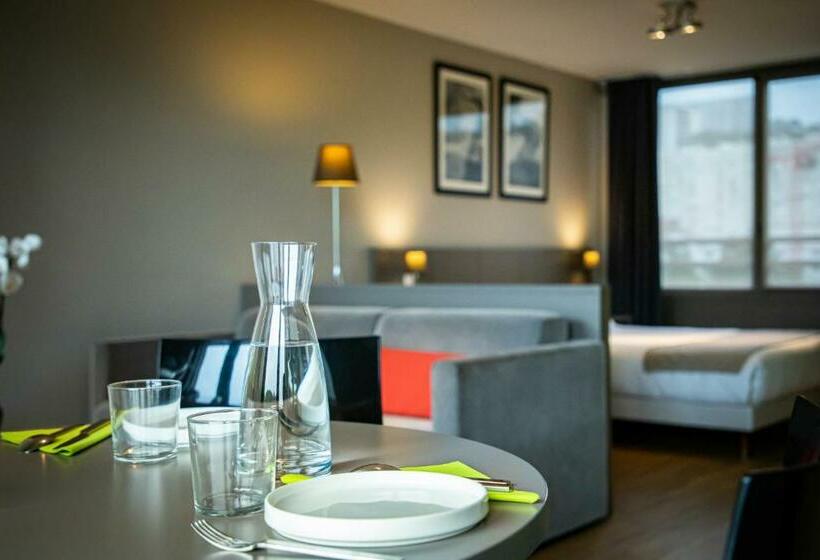 اتاق اجرایی, Adonis Lyon Dock Ouest