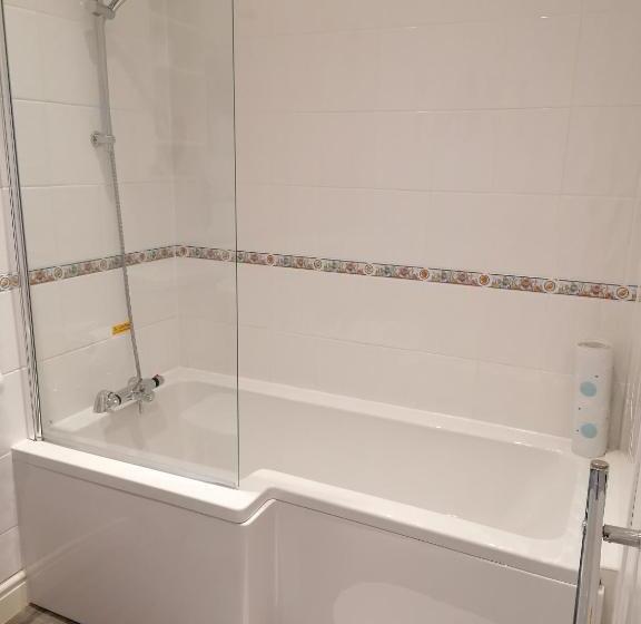 غرفة قياسية رباعية, Edendale House