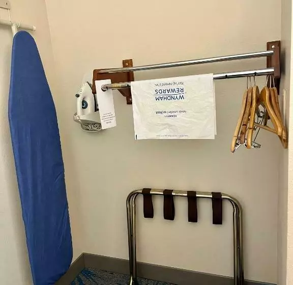 キングサイズベッドのスタンダードルーム, Reston Inn & Suites