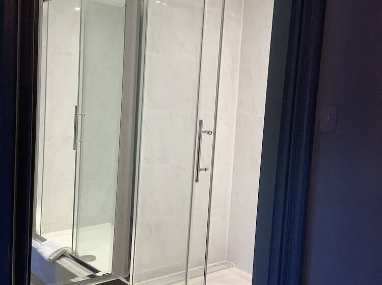 חדר סטנדרט, The Mooring Post