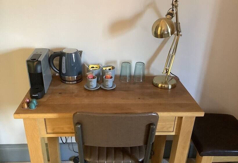 חדר סטנדרט, The Mooring Post