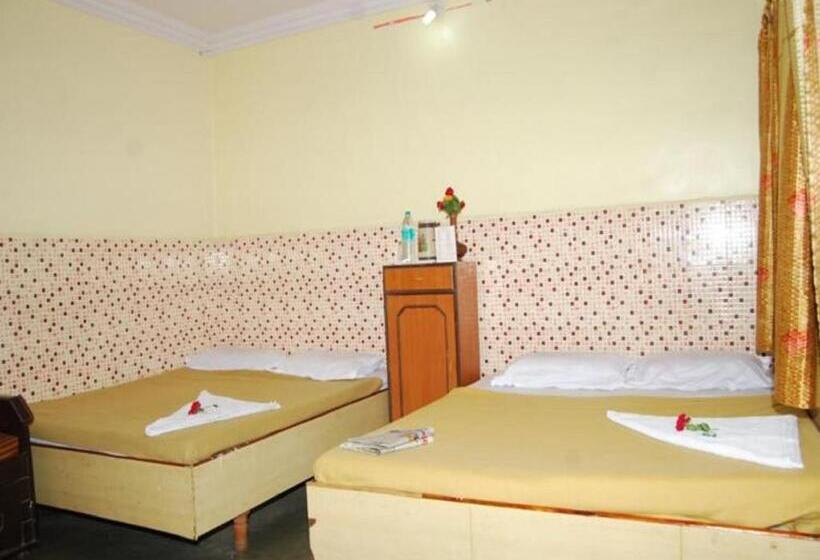 Standard Neljän Hengen Huone, Utsav