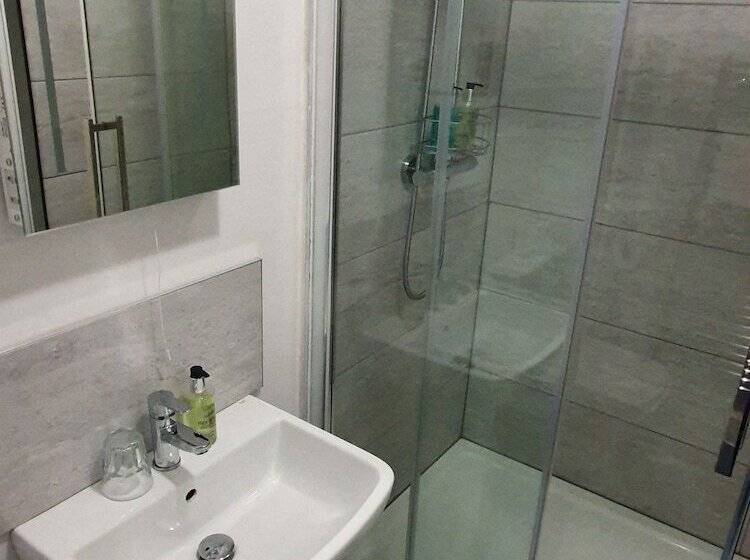 ファミリールーム, Alexandra