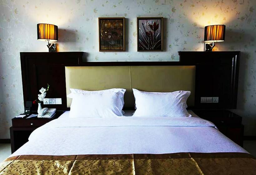 اتاق لوکس, The Cox Today