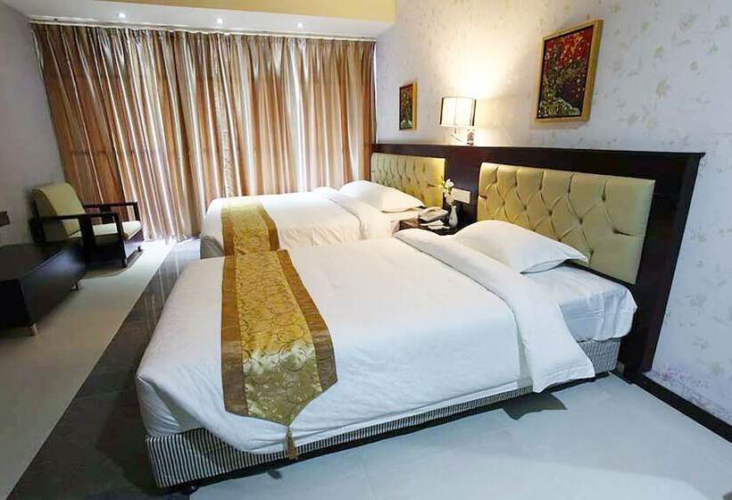 اتاق لوکس, The Cox Today