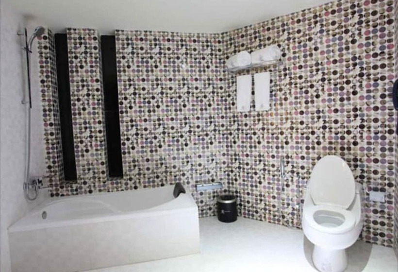 اتاق لوکس سه تخته, The Cox Today