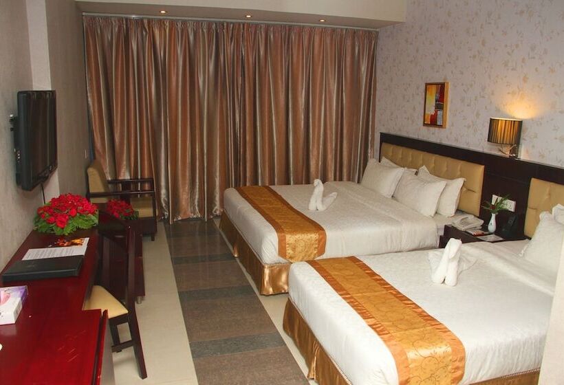 اتاق لوکس سه تخته, The Cox Today