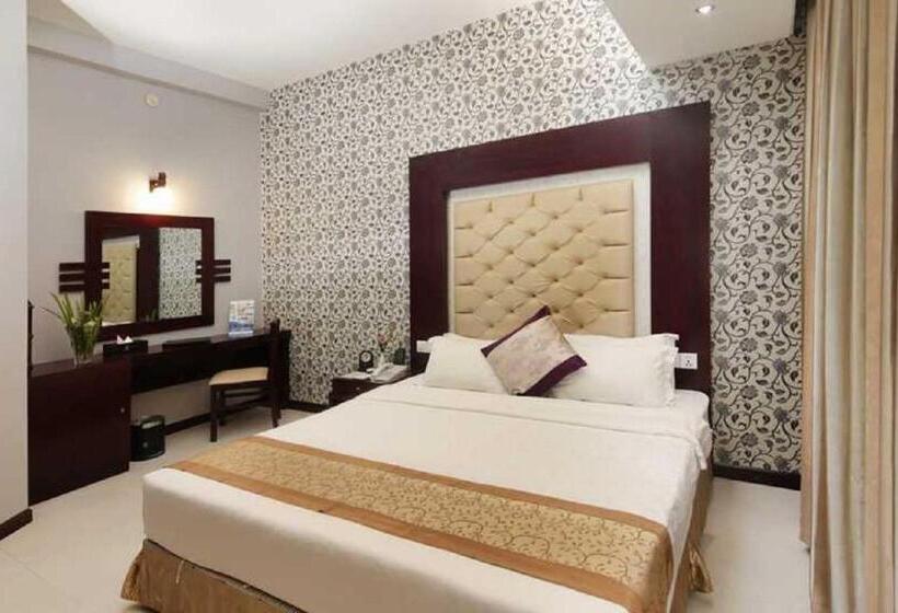 سوییت اجرایی, The Cox Today