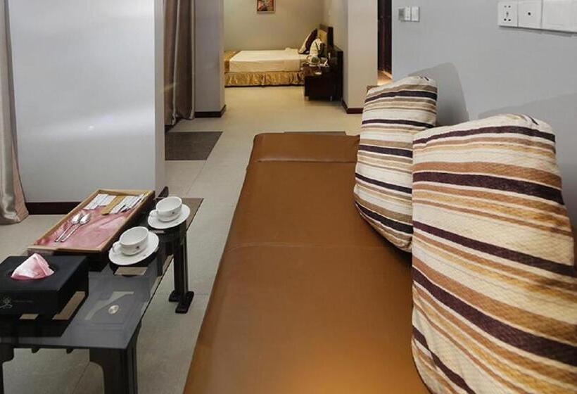 سوییت اجرایی, The Cox Today