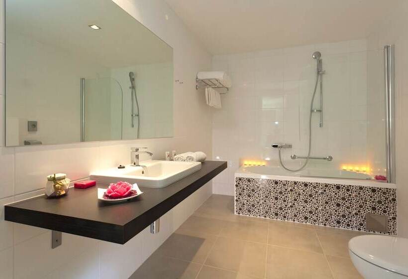 سوییت جونیور با چشم‌انداز جانبی دریا, Boutique Hotel Life